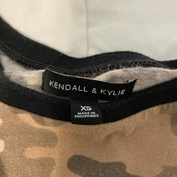Kendall & Kylie T-Shirt - Picture 4 of 4